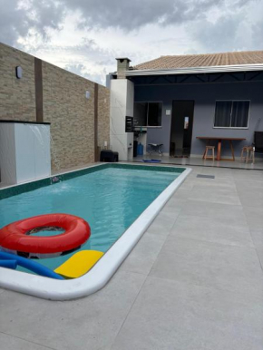 Casa azul com piscina a 15 min do aeroporto